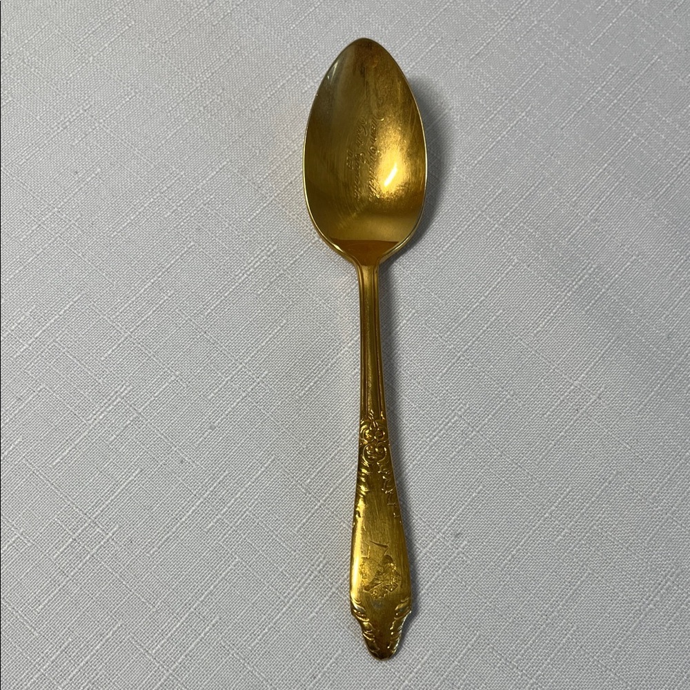Queen Elizabeth visits Canada 1959. Queen’s plate. Gold plated. Gold Spoon